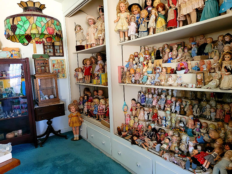 Doll-Shelves-in-Corner
