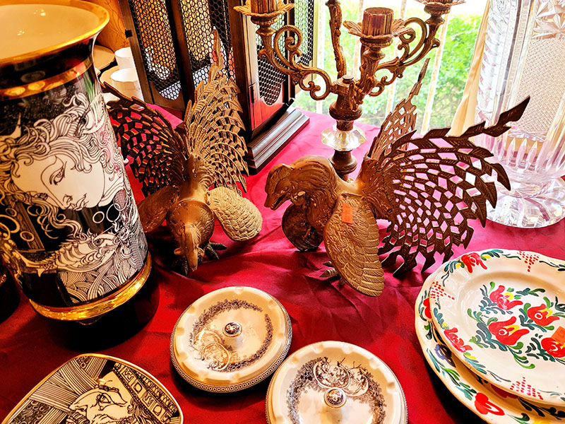 Decorative-Items-on-Table